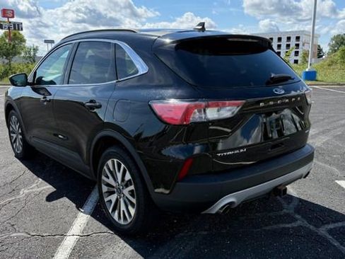 Used 2021 Ford Escape Titanium image 4