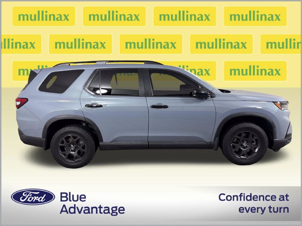 Used 2025 Honda Pilot TrailSport image 2