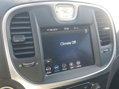 Used 2022 Chrysler 300 Touring image 32