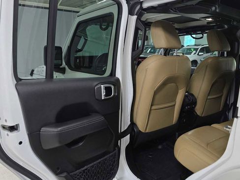 Used 2018 Jeep Wrangler Unlimited Sahara AWD/4WD image 15