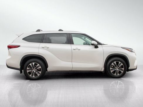 Used 2020 Toyota Highlander XLE AWD/4WD image 6