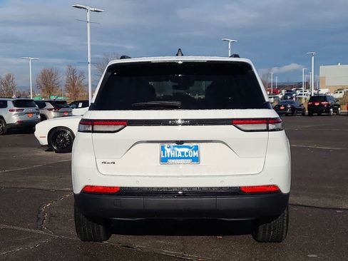 New 2025 Jeep Grand Cherokee Altitude image 13