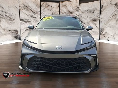 Used 2025 Toyota Camry SE w/ Convenience Package FWD image 2