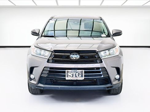 Used 2018 Toyota Highlander SE FWD image 2