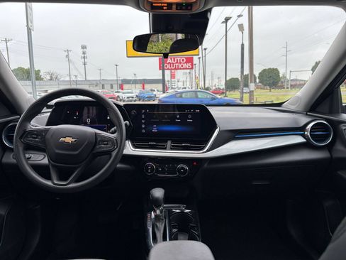 Used 2025 Chevrolet Trax LT FWD image 32