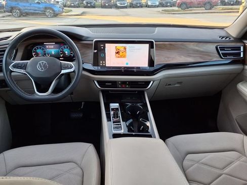 Used 2024 Volkswagen Atlas SE w/ Panoramic Sunroof Package FWD image 5