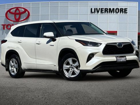 Used 2021 Toyota Highlander LE AWD/4WD image 2