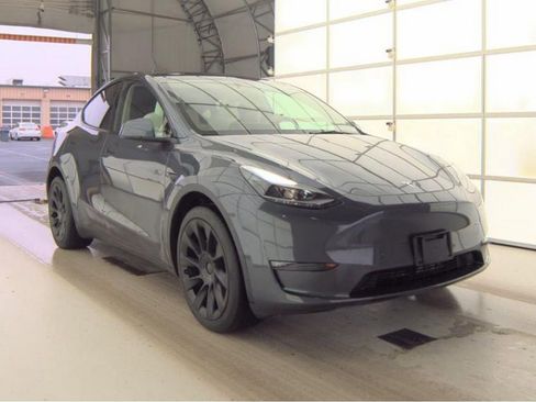 Used 2023 Tesla Model Y 2WD image 4