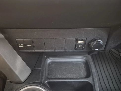 Used 2017 Toyota RAV4 XLE AWD/4WD image 35