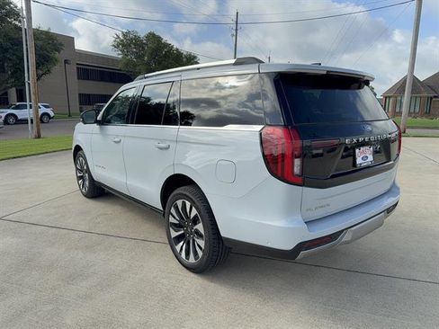 Used 2025 Ford Expedition Platinum w/ Driver's Package AWD/4WD image 5