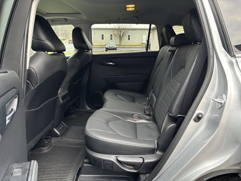 Used 2021 Toyota Highlander XLE image 14