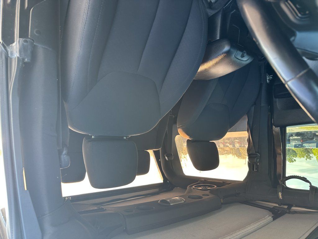 Used 2018 Jeep Wrangler Sport w/ Connectivity Group AWD/4WD image 29