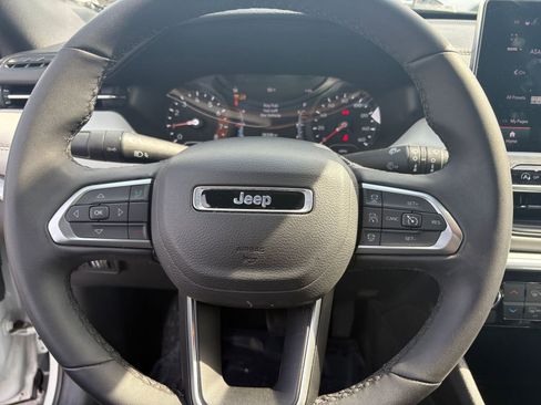 Used 2025 Jeep Compass Limited image 29