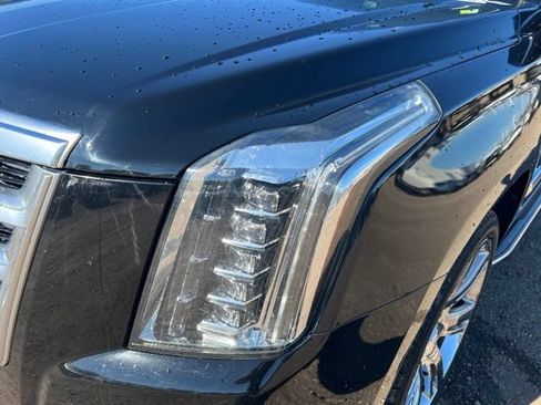 Used 2015 Cadillac Escalade Luxury AWD/4WD image 10