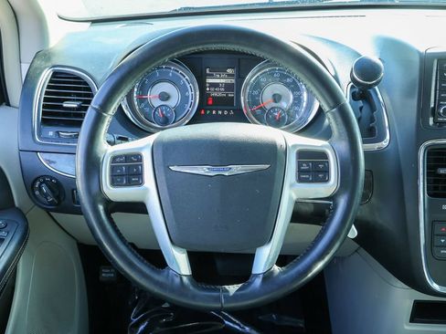 Used 2014 Chrysler Town & Country Touring FWD image 8