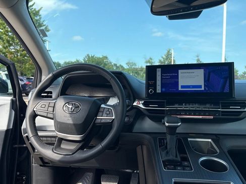 Used 2026 Toyota Sienna XLE FWD image 23