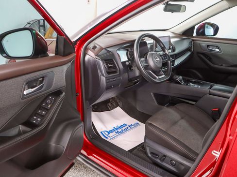 Used 2023 Nissan Rogue SV image 3