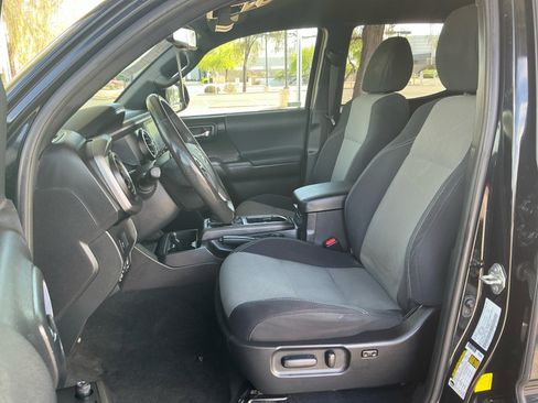 Used 2020 Toyota Tacoma TRD Sport w/ Technology Package image 14