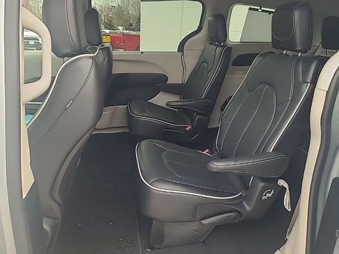 Used 2024 Chrysler Pacifica Limited FWD image 20