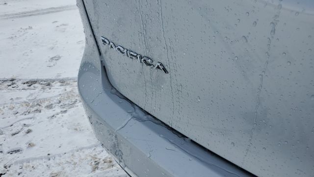 Used 2024 Chrysler Pacifica Touring-L FWD image 29