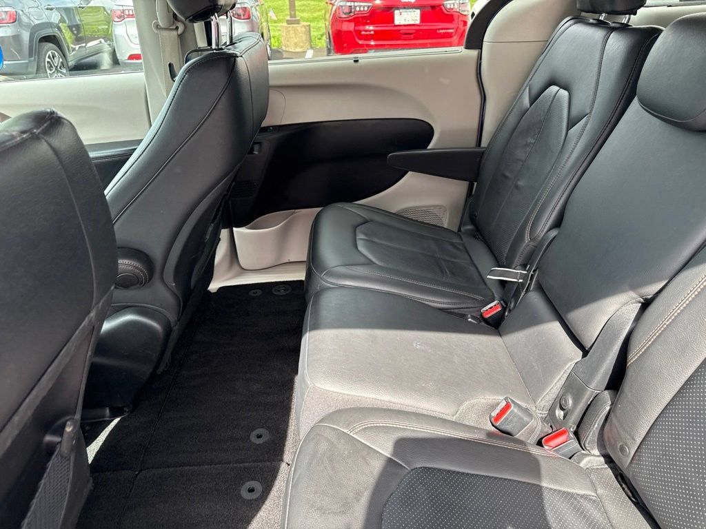 Used 2019 Chrysler Pacifica Touring-L FWD image 36