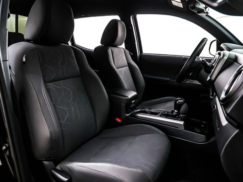 Used 2019 Toyota Tacoma TRD Sport image 6