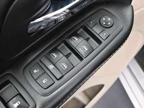 Used 2015 Chrysler Town & Country Touring FWD image 18