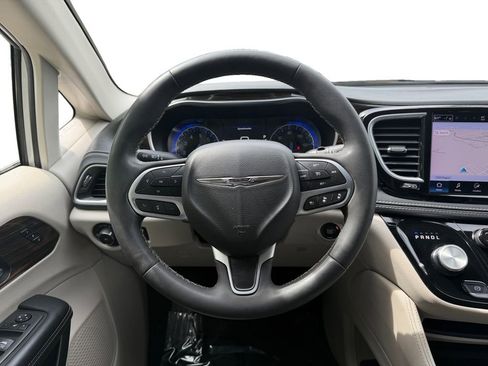 Used 2023 Chrysler Pacifica Limited FWD image 12