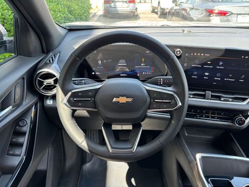 Used 2025 Chevrolet Equinox LT FWD image 28