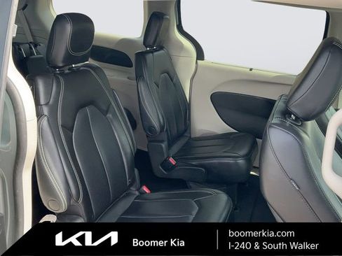 Used 2023 Chrysler Pacifica Touring-L FWD image 12