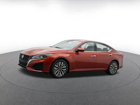 Used 2025 Nissan Altima 2.5 SV FWD image 2