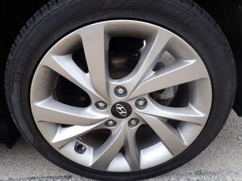 Used 2016 Hyundai Veloster image 17