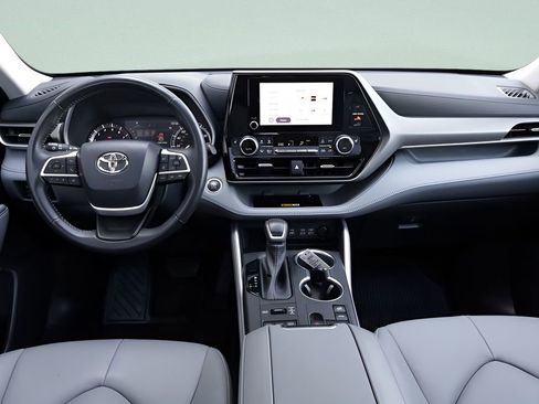 Used 2023 Toyota Highlander XLE AWD/4WD image 33
