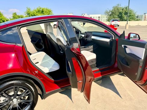 Used 2024 Tesla Model Y Long Range RWD image 35