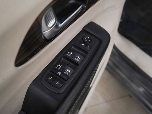 Used 2023 Chrysler Pacifica Limited image 23