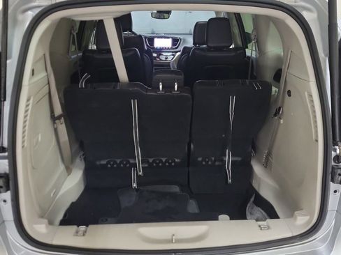 Used 2023 Chrysler Pacifica Touring-L image 9
