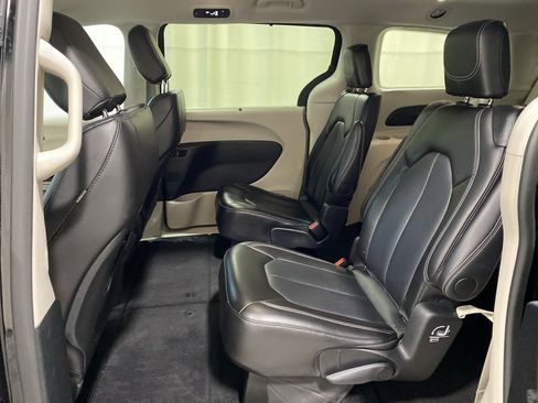 Used 2024 Chrysler Pacifica Touring-L image 14