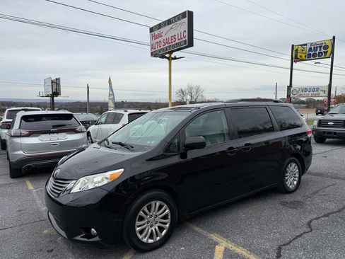 Used 2014 Toyota Sienna XLE image 1