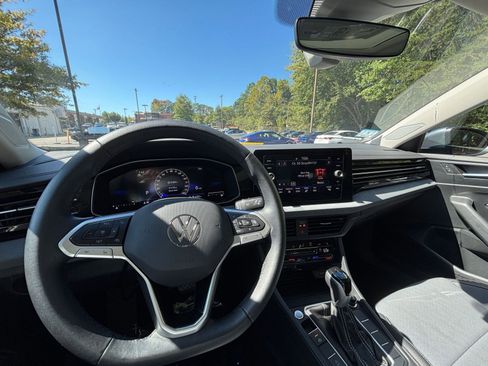 Used 2025 Volkswagen Jetta SE image 33