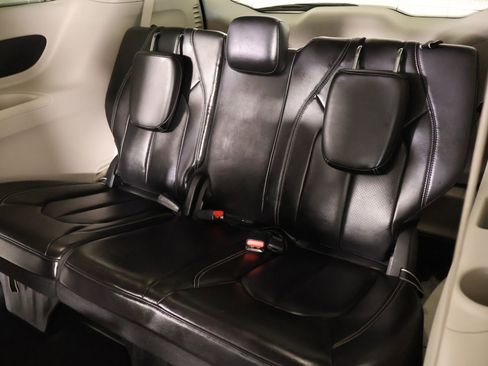 Used 2023 Chrysler Pacifica Touring-L FWD image 13