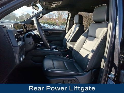 Used 2025 Chevrolet Suburban Premier image 18