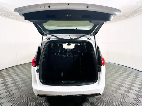 Used 2025 Chrysler Pacifica Select FWD image 31