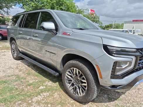Used 2025 Chevrolet Suburban Z71 image 4