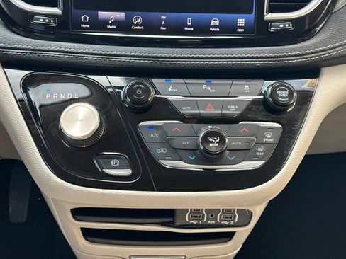 Used 2024 Chrysler Pacifica Limited FWD image 22