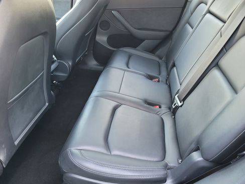 Used 2022 Tesla Model Y Long Range image 10