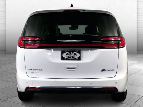 Used 2024 Chrysler Pacifica Select image 3