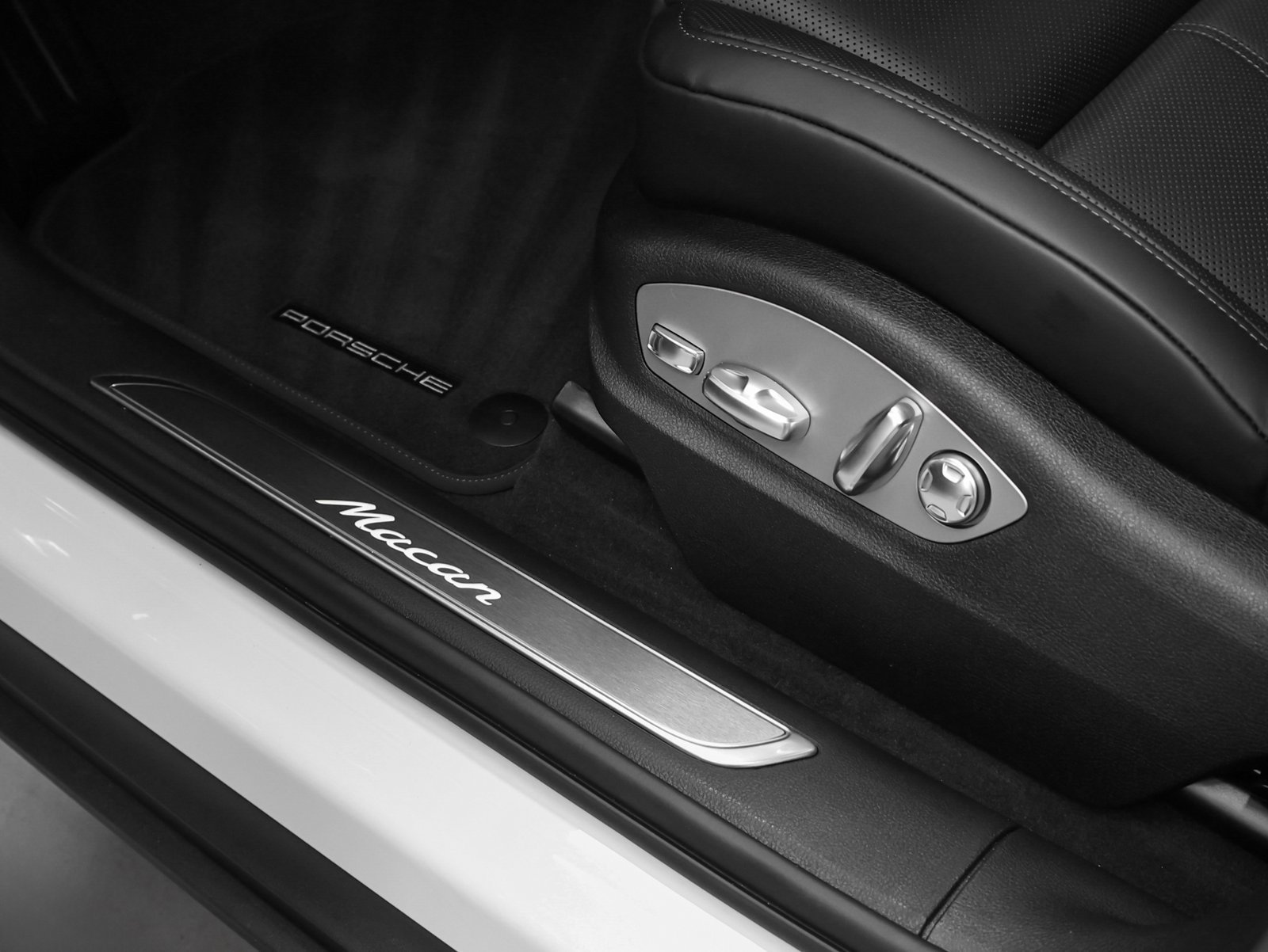 Certified 2026 Porsche Macan AWD/4WD image 30