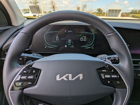Used 2024 Kia Niro EX image 28