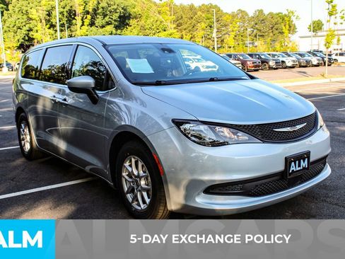 Used 2023 Chrysler Voyager LX FWD image 4