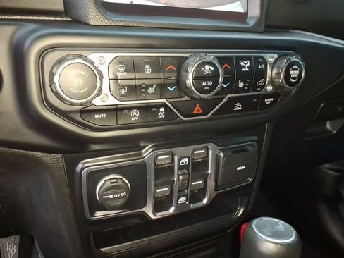 Used 2022 Jeep Wrangler Unlimited Sahara w/ Cold Weather Group AWD/4WD image 33